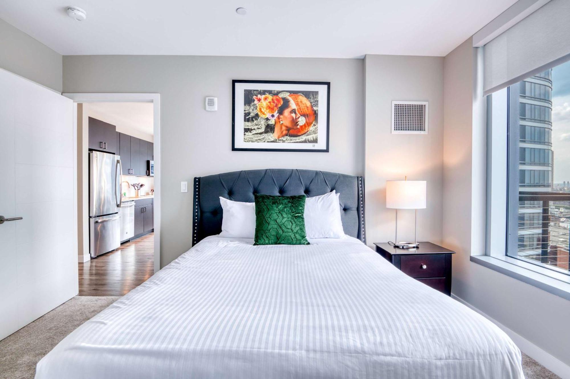 Luxury With Balcony In Seaport Apartment *
