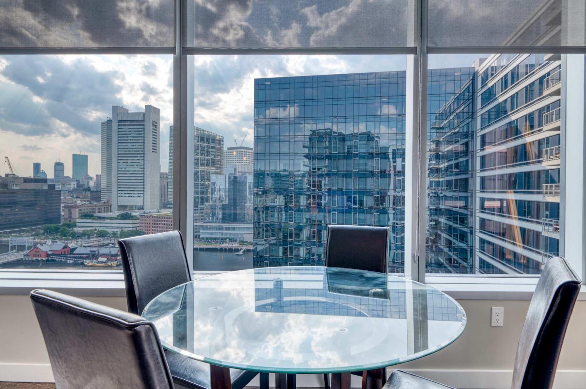 Luxury With Balcony In Seaport